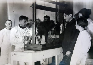Physiological laboratory of the Institute. The working process under the leadership of professor I. Razenkov.