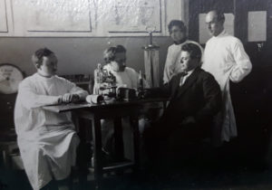 Cardiology room of the Institute. The reception is conducted by the doctor, professor I. Gelman