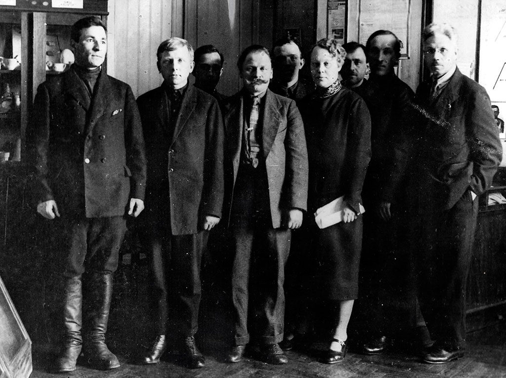 Группа рабочих в Музее Института, в центре директор Института Л.С. Боголепова и первый директор Музея Я.Ю. Янвель (1929).